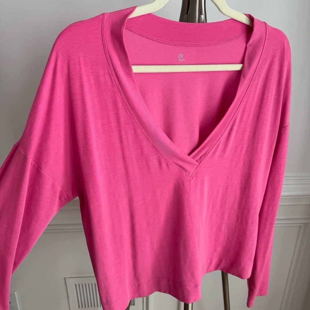 GAP Pink V-Neck Women's Top size Small - Picture 3 of 5